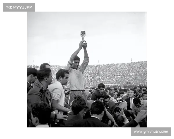 博塔弗戈揭幕迪迪雕像 向1958与1962世界杯英雄致敬